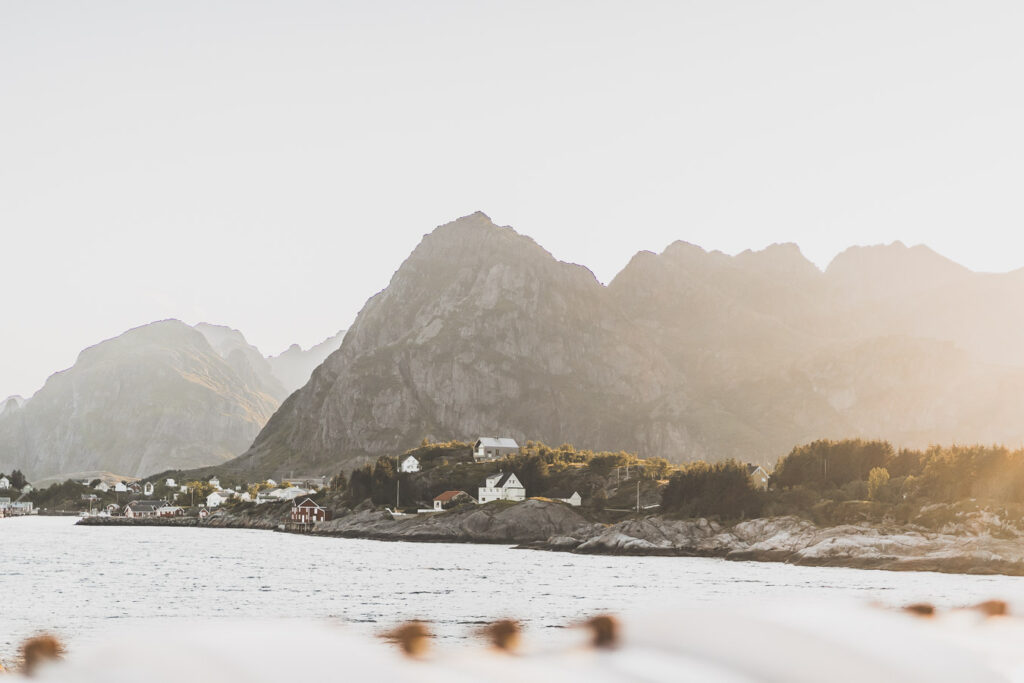 Tu souhaites découvrir les Iles Lofoten en Norvège ? Découvre l'itinéraire de notre voyage en van (Reine, Nusfjord, belles plages) #norvège #vacances Voyage en Europe / Vacances Europe / Destinations de voyages / Bucket list travel / Idées de voyages / Europe travel / Scandinavie paysage / road trip norvege sud / Scandinavia / norvege paysage / norvege voyage / norvege aesthetic / Norvège fjord / road trip norvege été / road trip en norvege / road trip van norvege / norvege van