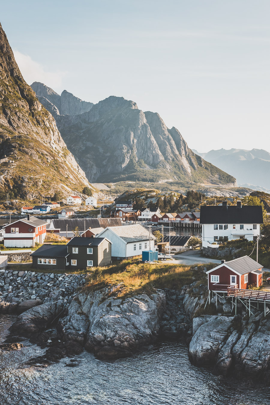 Tu souhaites découvrir les Iles Lofoten en Norvège ? Découvre l'itinéraire de notre voyage en van (Reine, Nusfjord, belles plages) #norvège #vacances Voyage en Europe / Vacances Europe / Destinations de voyages / Bucket list travel / Idées de voyages / Europe travel / Scandinavie paysage / road trip norvege sud / Scandinavia / norvege paysage / norvege voyage / norvege aesthetic / Norvège fjord / road trip norvege été / road trip en norvege / road trip van norvege / norvege van