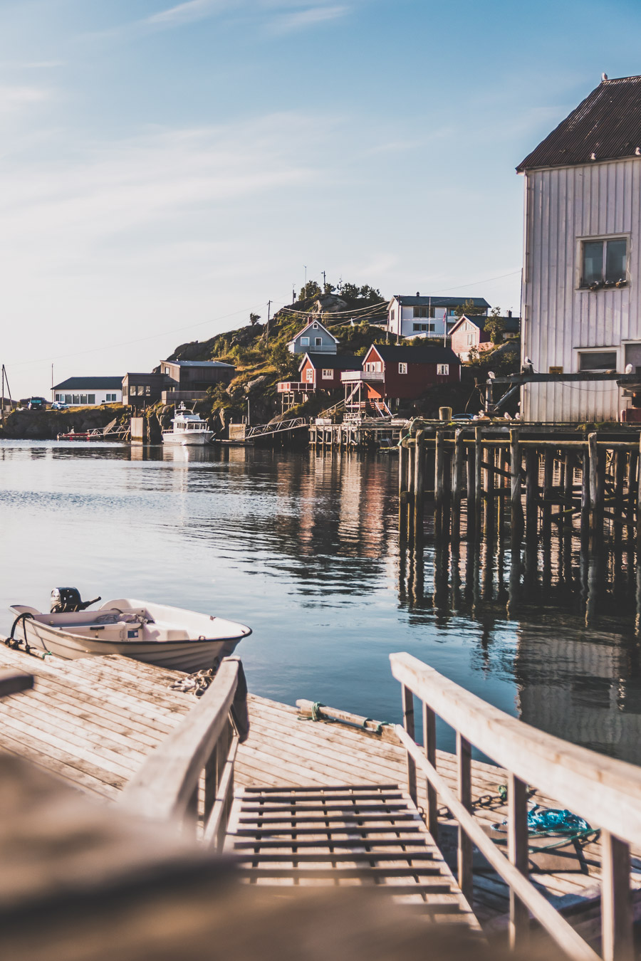 Tu souhaites découvrir les Iles Lofoten en Norvège ? Découvre l'itinéraire de notre voyage en van (Reine, Nusfjord, belles plages) #norvège #vacances Voyage en Europe / Vacances Europe / Destinations de voyages / Bucket list travel / Idées de voyages / Europe travel / Scandinavie paysage / road trip norvege sud / Scandinavia / norvege paysage / norvege voyage / norvege aesthetic / Norvège fjord / road trip norvege été / road trip en norvege / road trip van norvege / norvege van