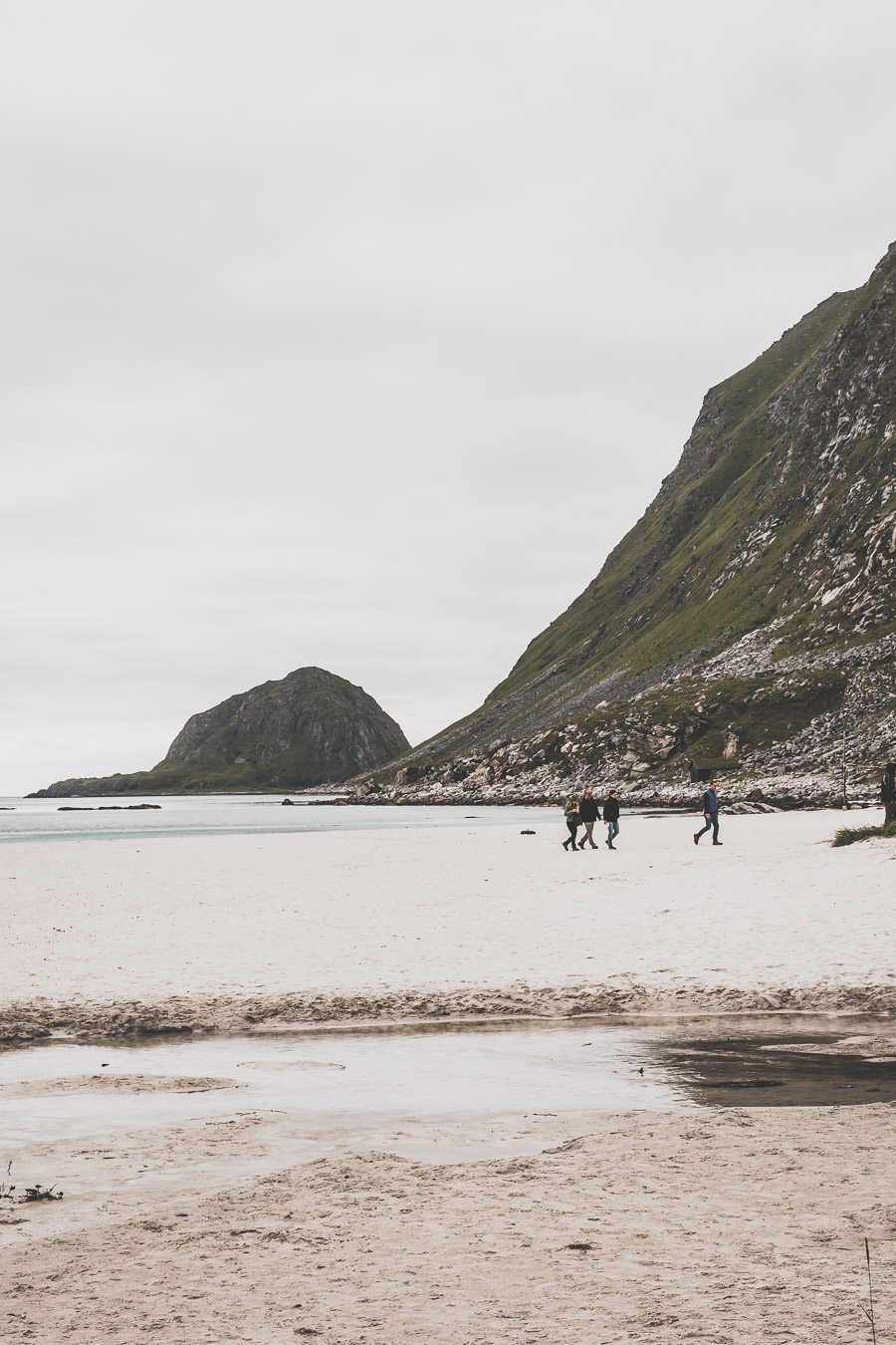 Tu souhaites découvrir les Iles Lofoten en Norvège ? Découvre l'itinéraire de notre voyage en van (Reine, Nusfjord, belles plages) #norvège #vacances Voyage en Europe / Vacances Europe / Destinations de voyages / Bucket list travel / Idées de voyages / Europe travel / Scandinavie paysage / road trip norvege sud / Scandinavia / norvege paysage / norvege voyage / norvege aesthetic / Norvège fjord / road trip norvege été / road trip en norvege / road trip van norvege / norvege van