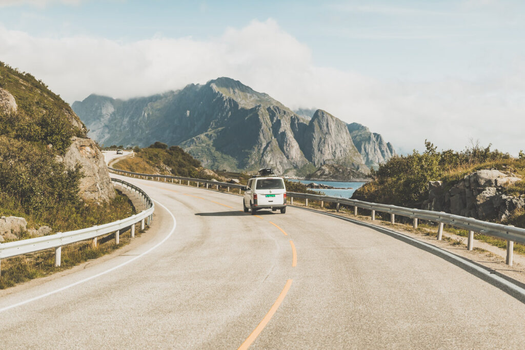 Tu souhaites découvrir les Iles Lofoten en Norvège ? Découvre l'itinéraire de notre voyage en van (Reine, Nusfjord, belles plages) #norvège #vacances Voyage en Europe / Vacances Europe / Destinations de voyages / Bucket list travel / Idées de voyages / Europe travel / Scandinavie paysage / road trip norvege sud / Scandinavia / norvege paysage / norvege voyage / norvege aesthetic / Norvège fjord / road trip norvege été / road trip en norvege / road trip van norvege / norvege van