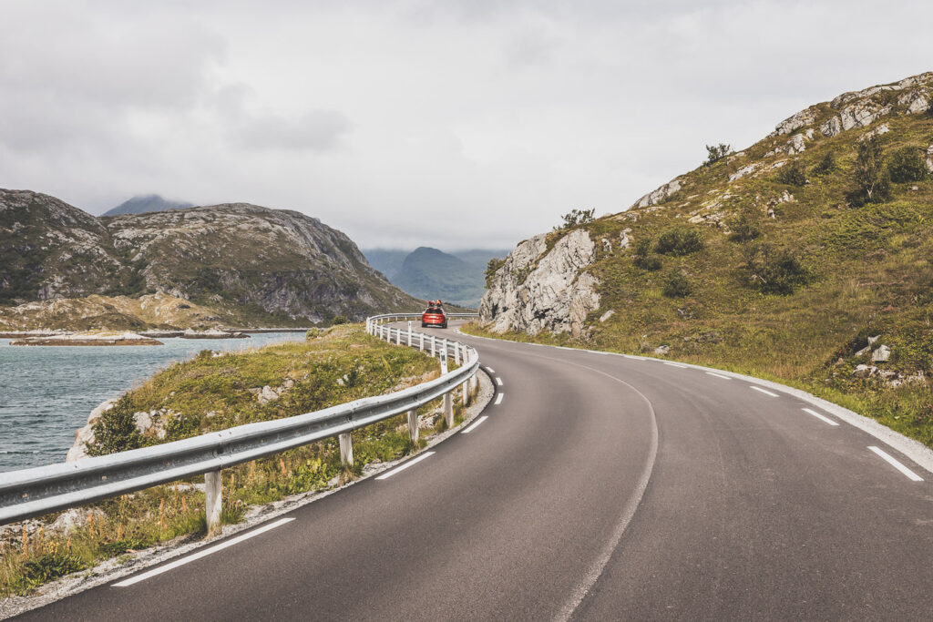 Tu souhaites découvrir les Iles Lofoten en Norvège ? Découvre l'itinéraire de notre voyage en van (Reine, Nusfjord, belles plages) #norvège #vacances Voyage en Europe / Vacances Europe / Destinations de voyages / Bucket list travel / Idées de voyages / Europe travel / Scandinavie paysage / road trip norvege sud / Scandinavia / norvege paysage / norvege voyage / norvege aesthetic / Norvège fjord / road trip norvege été / road trip en norvege / road trip van norvege / norvege van