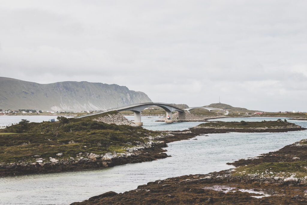 Tu souhaites découvrir les Iles Lofoten en Norvège ? Découvre l'itinéraire de notre voyage en van (Reine, Nusfjord, belles plages) #norvège #vacances Voyage en Europe / Vacances Europe / Destinations de voyages / Bucket list travel / Idées de voyages / Europe travel / Scandinavie paysage / road trip norvege sud / Scandinavia / norvege paysage / norvege voyage / norvege aesthetic / Norvège fjord / road trip norvege été / road trip en norvege / road trip van norvege / norvege van