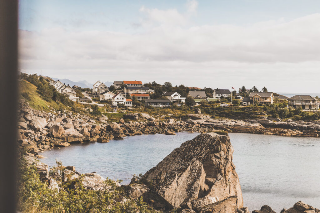 Tu souhaites découvrir les Iles Lofoten en Norvège ? Découvre l'itinéraire de notre voyage en van (Reine, Nusfjord, belles plages) #norvège #vacances Voyage en Europe / Vacances Europe / Destinations de voyages / Bucket list travel / Idées de voyages / Europe travel / Scandinavie paysage / road trip norvege sud / Scandinavia / norvege paysage / norvege voyage / norvege aesthetic / Norvège fjord / road trip norvege été / road trip en norvege / road trip van norvege / norvege van