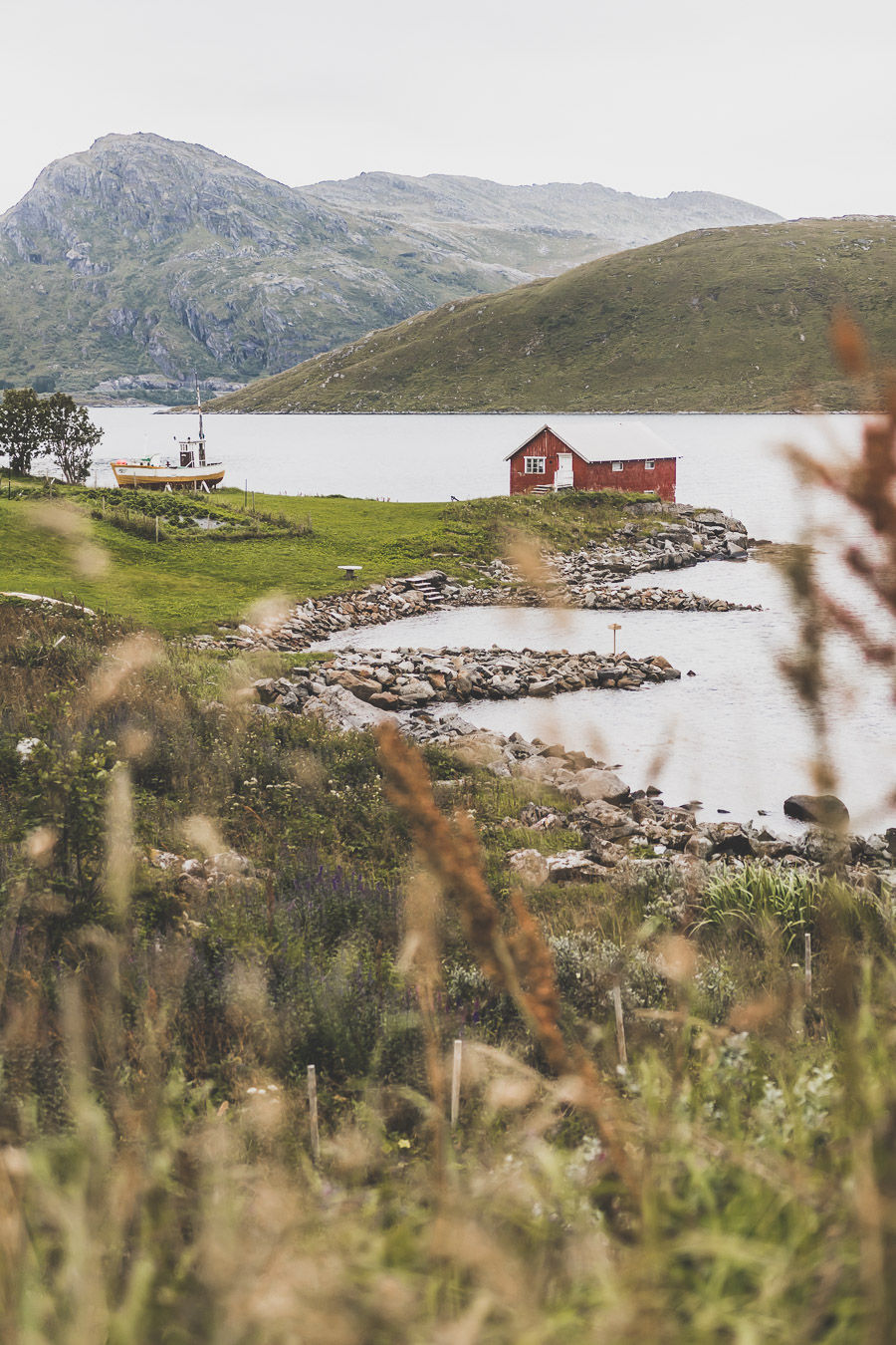 Tu souhaites découvrir les Iles Lofoten en Norvège ? Découvre l'itinéraire de notre voyage en van (Reine, Nusfjord, belles plages) #norvège #vacances Voyage en Europe / Vacances Europe / Destinations de voyages / Bucket list travel / Idées de voyages / Europe travel / Scandinavie paysage / road trip norvege sud / Scandinavia / norvege paysage / norvege voyage / norvege aesthetic / Norvège fjord / road trip norvege été / road trip en norvege / road trip van norvege / norvege van