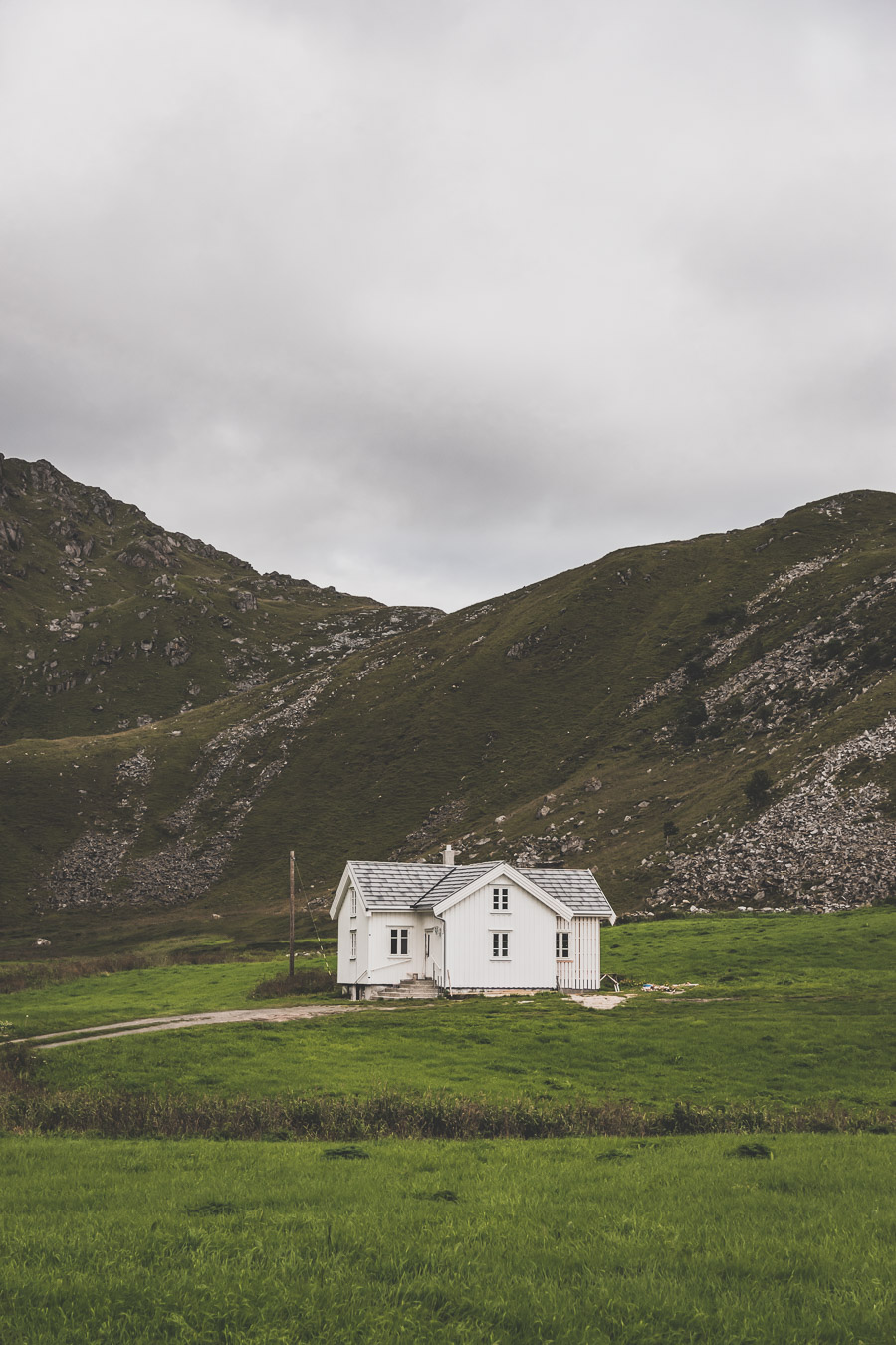 Tu souhaites découvrir les Iles Lofoten en Norvège ? Découvre l'itinéraire de notre voyage en van (Reine, Nusfjord, belles plages) #norvège #vacances Voyage en Europe / Vacances Europe / Destinations de voyages / Bucket list travel / Idées de voyages / Europe travel / Scandinavie paysage / road trip norvege sud / Scandinavia / norvege paysage / norvege voyage / norvege aesthetic / Norvège fjord / road trip norvege été / road trip en norvege / road trip van norvege / norvege van