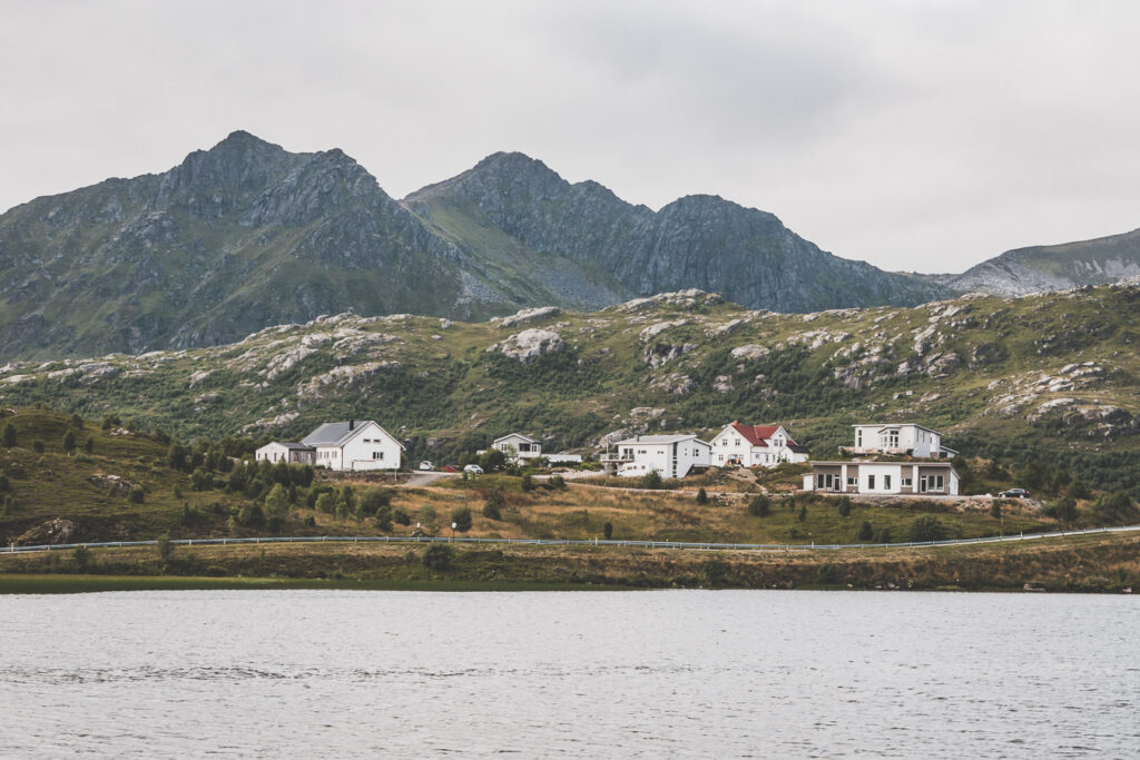 Tu souhaites découvrir les Iles Lofoten en Norvège ? Découvre l'itinéraire de notre voyage en van (Reine, Nusfjord, belles plages) #norvège #vacances Voyage en Europe / Vacances Europe / Destinations de voyages / Bucket list travel / Idées de voyages / Europe travel / Scandinavie paysage / road trip norvege sud / Scandinavia / norvege paysage / norvege voyage / norvege aesthetic / Norvège fjord / road trip norvege été / road trip en norvege / road trip van norvege / norvege van