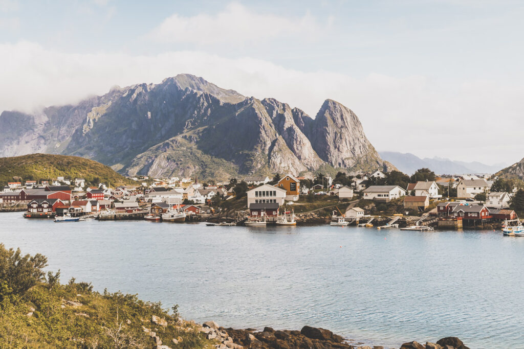 Tu souhaites découvrir les Iles Lofoten en Norvège ? Découvre l'itinéraire de notre voyage en van (Reine, Nusfjord, belles plages) #norvège #vacances Voyage en Europe / Vacances Europe / Destinations de voyages / Bucket list travel / Idées de voyages / Europe travel / Scandinavie paysage / road trip norvege sud / Scandinavia / norvege paysage / norvege voyage / norvege aesthetic / Norvège fjord / road trip norvege été / road trip en norvege / road trip van norvege / norvege van