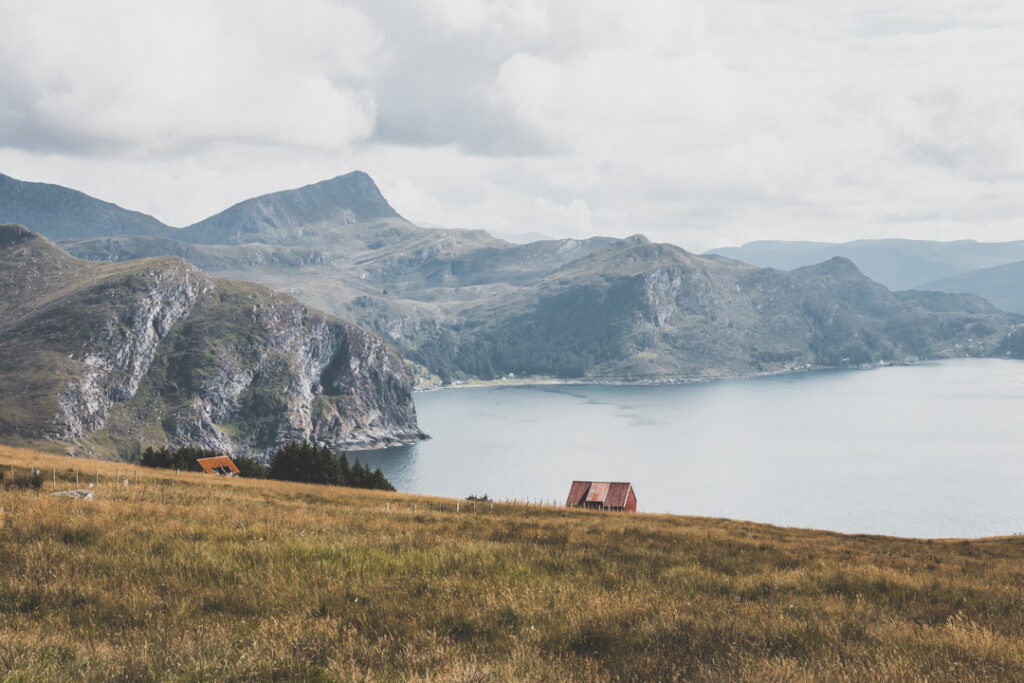 Itinéraire Road trip en van de 3 semaines en Norvège, du Sud au Nord (Bergen, fjords de Norvège, Tromso, Iles Lofoten) #norvège #vacances Voyage en Europe / Vacances Europe / Destinations de voyages / Bucket list travel / Idées de voyages / Europe travel / Scandinavie paysage / road trip norvege sud / Scandinavia / norvege paysage / norvege voyage / norvege aesthetic / Norvège du Nord / road trip norvege été / road trip en norvege / road trip van norvege / norvege van