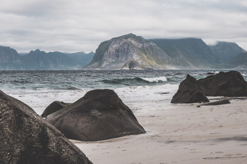 Tu souhaites découvrir les Iles Lofoten en Norvège ? Découvre l'itinéraire de notre voyage en van (Reine, Nusfjord, belles plages) #norvège #vacances Voyage en Europe / Vacances Europe / Destinations de voyages / Bucket list travel / Idées de voyages / Europe travel / Scandinavie paysage / road trip norvege sud / Scandinavia / norvege paysage / norvege voyage / norvege aesthetic / Norvège fjord / road trip norvege été / road trip en norvege / road trip van norvege / norvege van