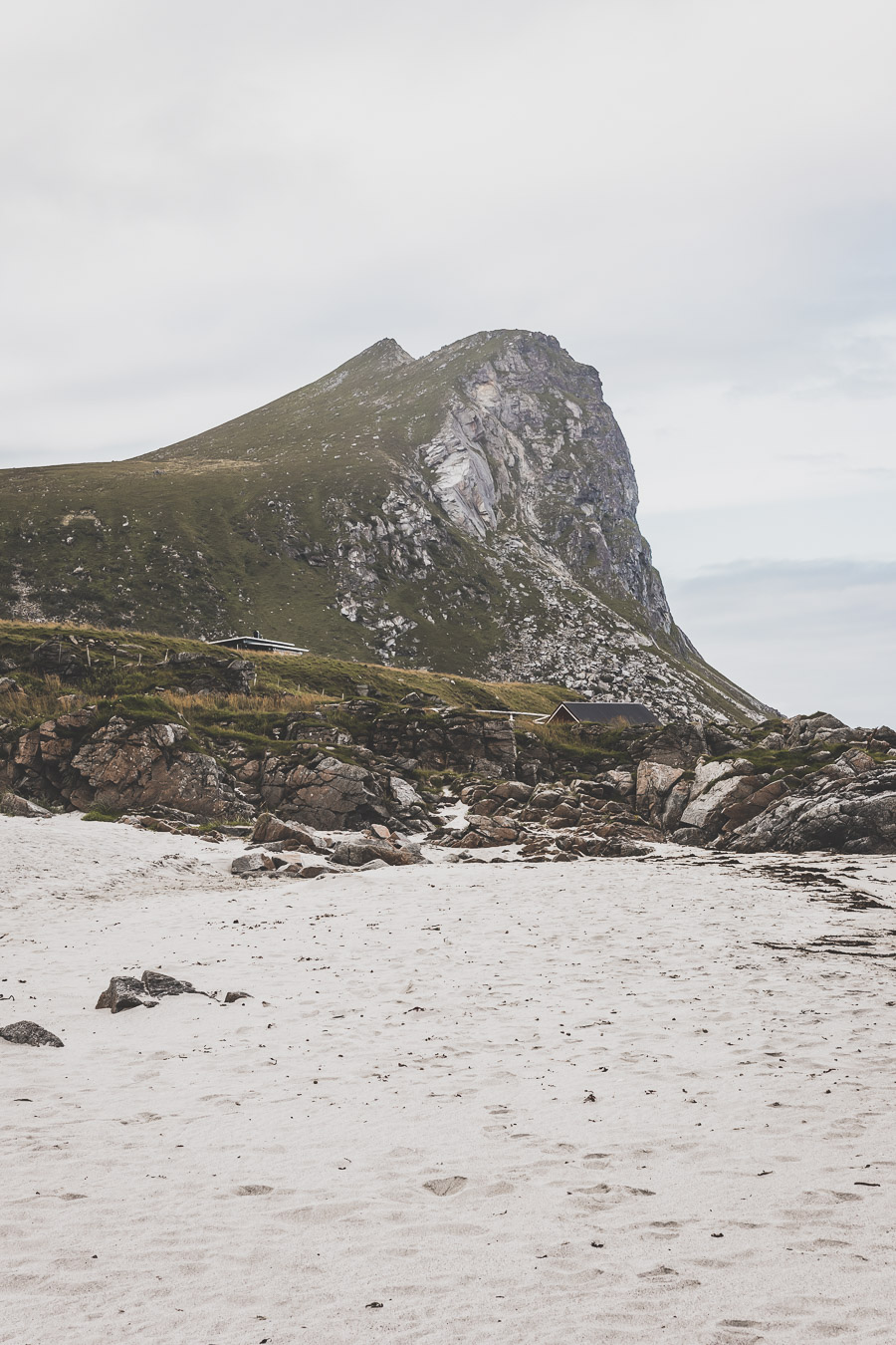 Tu souhaites découvrir les Iles Lofoten en Norvège ? Découvre l'itinéraire de notre voyage en van (Reine, Nusfjord, belles plages) #norvège #vacances Voyage en Europe / Vacances Europe / Destinations de voyages / Bucket list travel / Idées de voyages / Europe travel / Scandinavie paysage / road trip norvege sud / Scandinavia / norvege paysage / norvege voyage / norvege aesthetic / Norvège fjord / road trip norvege été / road trip en norvege / road trip van norvege / norvege van