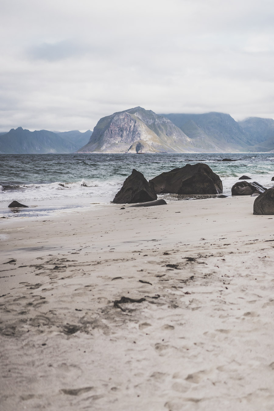 Tu souhaites découvrir les Iles Lofoten en Norvège ? Découvre l'itinéraire de notre voyage en van (Reine, Nusfjord, belles plages) #norvège #vacances Voyage en Europe / Vacances Europe / Destinations de voyages / Bucket list travel / Idées de voyages / Europe travel / Scandinavie paysage / road trip norvege sud / Scandinavia / norvege paysage / norvege voyage / norvege aesthetic / Norvège fjord / road trip norvege été / road trip en norvege / road trip van norvege / norvege van