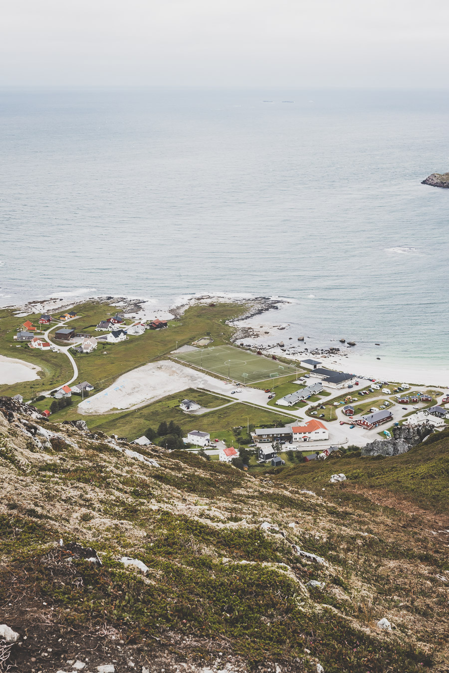 Tu souhaites découvrir les Iles Lofoten en Norvège ? Découvre l'itinéraire de notre voyage en van (Reine, Nusfjord, belles plages) #norvège #vacances Voyage en Europe / Vacances Europe / Destinations de voyages / Bucket list travel / Idées de voyages / Europe travel / Scandinavie paysage / road trip norvege sud / Scandinavia / norvege paysage / norvege voyage / norvege aesthetic / Norvège fjord / road trip norvege été / road trip en norvege / road trip van norvege / norvege van