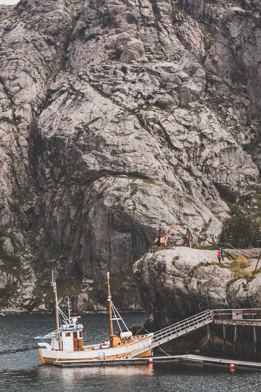 Tu souhaites découvrir les Iles Lofoten en Norvège ? Découvre l'itinéraire de notre voyage en van (Reine, Nusfjord, belles plages) #norvège #vacances Voyage en Europe / Vacances Europe / Destinations de voyages / Bucket list travel / Idées de voyages / Europe travel / Scandinavie paysage / road trip norvege sud / Scandinavia / norvege paysage / norvege voyage / norvege aesthetic / Norvège fjord / road trip norvege été / road trip en norvege / road trip van norvege / norvege van