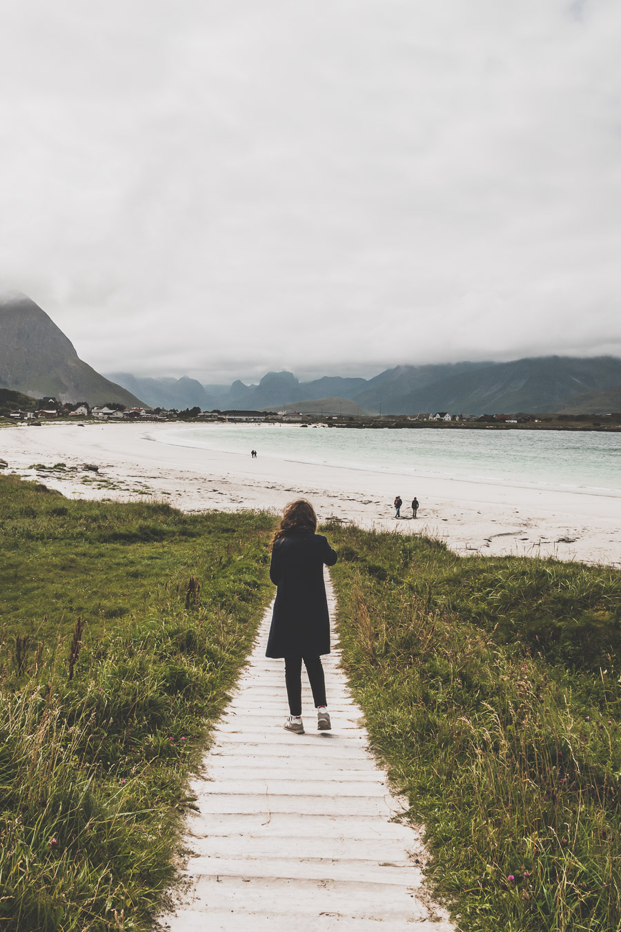 Tu souhaites découvrir les Iles Lofoten en Norvège ? Découvre l'itinéraire de notre voyage en van (Reine, Nusfjord, belles plages) #norvège #vacances Voyage en Europe / Vacances Europe / Destinations de voyages / Bucket list travel / Idées de voyages / Europe travel / Scandinavie paysage / road trip norvege sud / Scandinavia / norvege paysage / norvege voyage / norvege aesthetic / Norvège fjord / road trip norvege été / road trip en norvege / road trip van norvege / norvege van