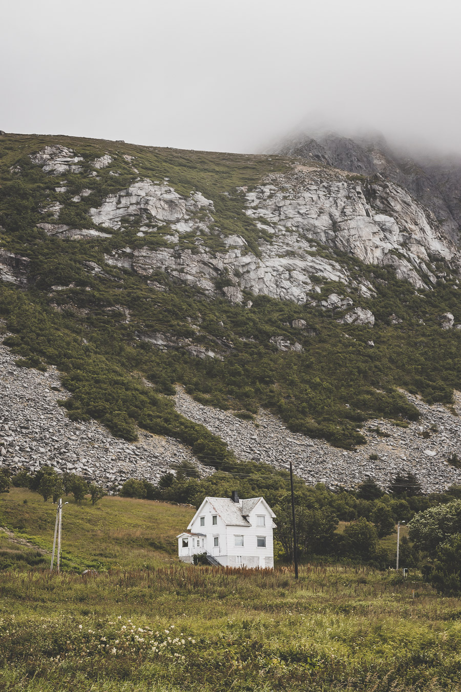 Tu souhaites découvrir les Iles Lofoten en Norvège ? Découvre l'itinéraire de notre voyage en van (Reine, Nusfjord, belles plages) #norvège #vacances Voyage en Europe / Vacances Europe / Destinations de voyages / Bucket list travel / Idées de voyages / Europe travel / Scandinavie paysage / road trip norvege sud / Scandinavia / norvege paysage / norvege voyage / norvege aesthetic / Norvège fjord / road trip norvege été / road trip en norvege / road trip van norvege / norvege van