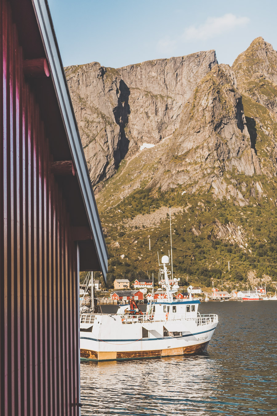 Tu souhaites découvrir les Iles Lofoten en Norvège ? Découvre l'itinéraire de notre voyage en van (Reine, Nusfjord, belles plages) #norvège #vacances Voyage en Europe / Vacances Europe / Destinations de voyages / Bucket list travel / Idées de voyages / Europe travel / Scandinavie paysage / road trip norvege sud / Scandinavia / norvege paysage / norvege voyage / norvege aesthetic / Norvège fjord / road trip norvege été / road trip en norvege / road trip van norvege / norvege van