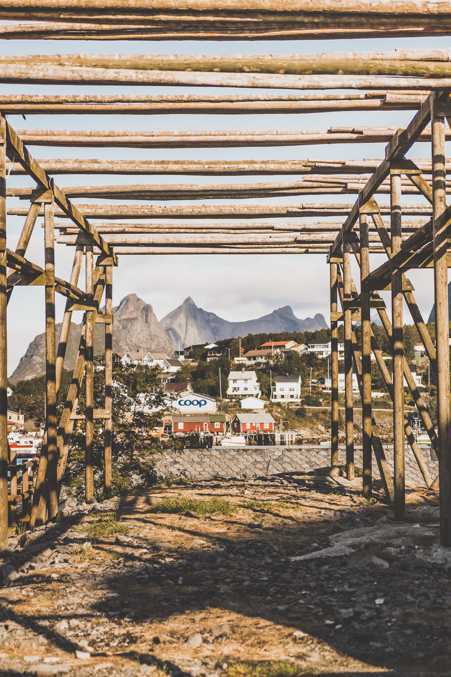 Tu souhaites découvrir les Iles Lofoten en Norvège ? Découvre l'itinéraire de notre voyage en van (Reine, Nusfjord, belles plages) #norvège #vacances Voyage en Europe / Vacances Europe / Destinations de voyages / Bucket list travel / Idées de voyages / Europe travel / Scandinavie paysage / road trip norvege sud / Scandinavia / norvege paysage / norvege voyage / norvege aesthetic / Norvège fjord / road trip norvege été / road trip en norvege / road trip van norvege / norvege van