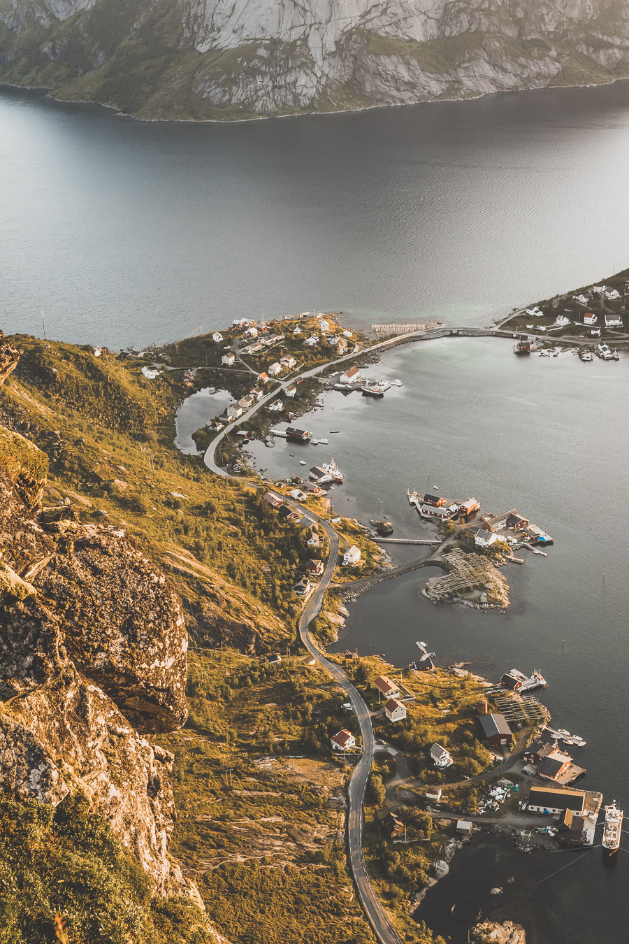 Tu souhaites découvrir les Iles Lofoten en Norvège ? Découvre l'itinéraire de notre voyage en van (Reine, Nusfjord, belles plages) #norvège #vacances Voyage en Europe / Vacances Europe / Destinations de voyages / Bucket list travel / Idées de voyages / Europe travel / Scandinavie paysage / road trip norvege sud / Scandinavia / norvege paysage / norvege voyage / norvege aesthetic / Norvège fjord / road trip norvege été / road trip en norvege / road trip van norvege / norvege van