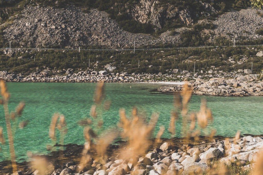 Tu souhaites découvrir les Iles Lofoten en Norvège ? Découvre l'itinéraire de notre voyage en van (Reine, Nusfjord, belles plages) #norvège #vacances Voyage en Europe / Vacances Europe / Destinations de voyages / Bucket list travel / Idées de voyages / Europe travel / Scandinavie paysage / road trip norvege sud / Scandinavia / norvege paysage / norvege voyage / norvege aesthetic / Norvège fjord / road trip norvege été / road trip en norvege / road trip van norvege / norvege van