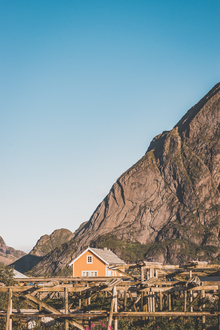 Tu souhaites découvrir les Iles Lofoten en Norvège ? Découvre l'itinéraire de notre voyage en van (Reine, Nusfjord, belles plages) #norvège #vacances Voyage en Europe / Vacances Europe / Destinations de voyages / Bucket list travel / Idées de voyages / Europe travel / Scandinavie paysage / road trip norvege sud / Scandinavia / norvege paysage / norvege voyage / norvege aesthetic / Norvège fjord / road trip norvege été / road trip en norvege / road trip van norvege / norvege van