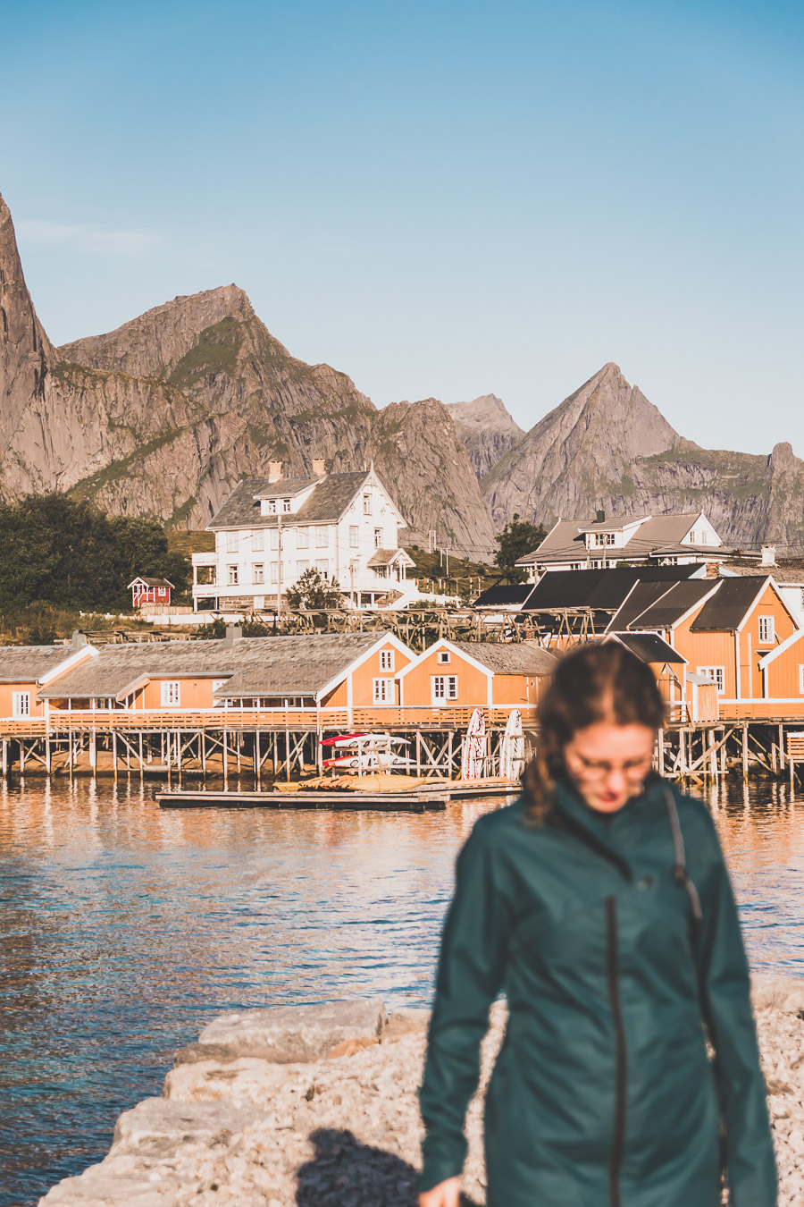 Tu souhaites découvrir les Iles Lofoten en Norvège ? Découvre l'itinéraire de notre voyage en van (Reine, Nusfjord, belles plages) #norvège #vacances Voyage en Europe / Vacances Europe / Destinations de voyages / Bucket list travel / Idées de voyages / Europe travel / Scandinavie paysage / road trip norvege sud / Scandinavia / norvege paysage / norvege voyage / norvege aesthetic / Norvège fjord / road trip norvege été / road trip en norvege / road trip van norvege / norvege van