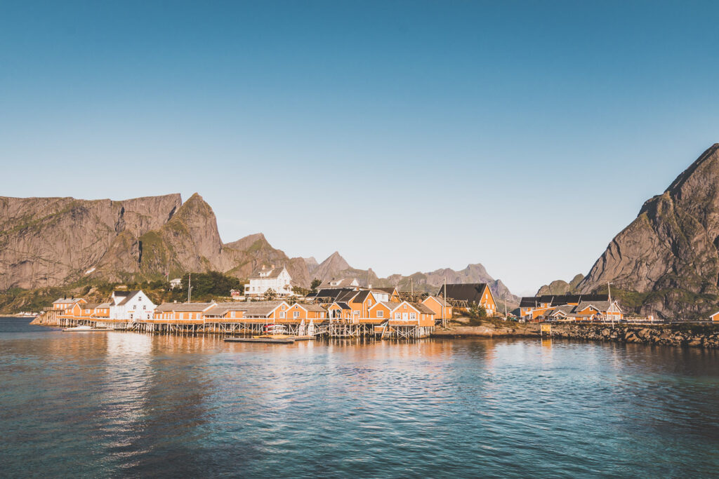 Village de Sakrisøy en Norvège