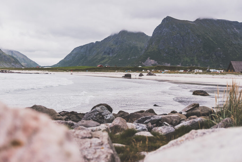 Tu souhaites découvrir les Iles Lofoten en Norvège ? Découvre l'itinéraire de notre voyage en van (Reine, Nusfjord, belles plages) #norvège #vacances Voyage en Europe / Vacances Europe / Destinations de voyages / Bucket list travel / Idées de voyages / Europe travel / Scandinavie paysage / road trip norvege sud / Scandinavia / norvege paysage / norvege voyage / norvege aesthetic / Norvège fjord / road trip norvege été / road trip en norvege / road trip van norvege / norvege van