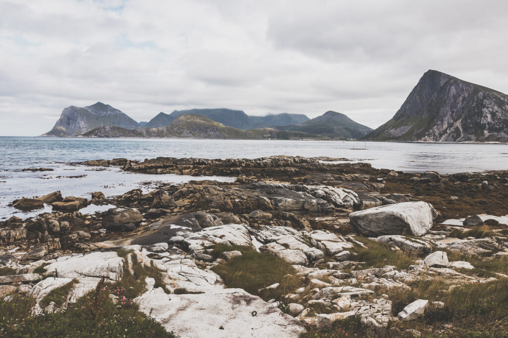 Tu souhaites découvrir les Iles Lofoten en Norvège ? Découvre l'itinéraire de notre voyage en van (Reine, Nusfjord, belles plages) #norvège #vacances Voyage en Europe / Vacances Europe / Destinations de voyages / Bucket list travel / Idées de voyages / Europe travel / Scandinavie paysage / road trip norvege sud / Scandinavia / norvege paysage / norvege voyage / norvege aesthetic / Norvège fjord / road trip norvege été / road trip en norvege / road trip van norvege / norvege van