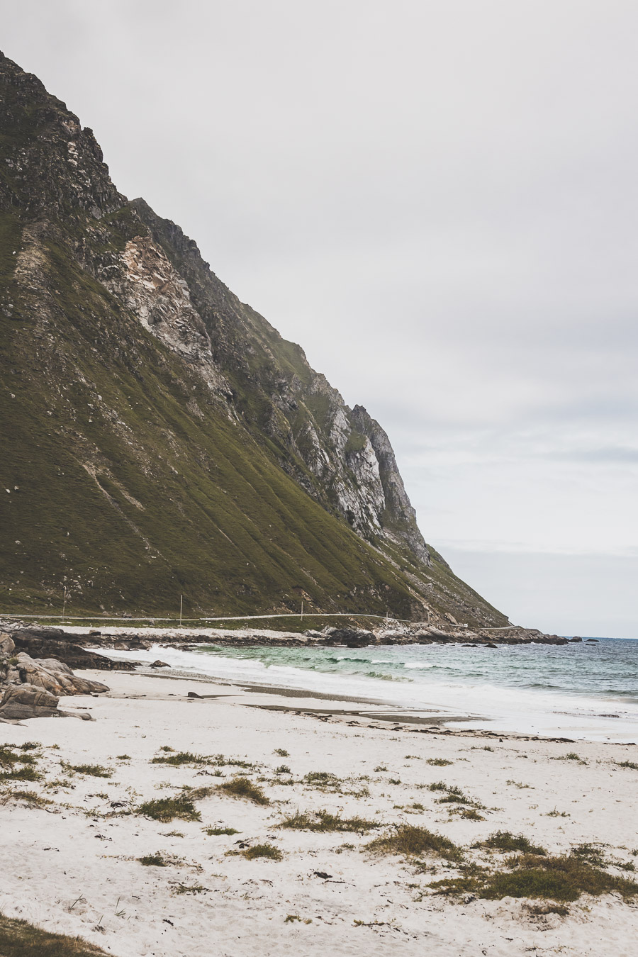 Tu souhaites découvrir les Iles Lofoten en Norvège ? Découvre l'itinéraire de notre voyage en van (Reine, Nusfjord, belles plages) #norvège #vacances Voyage en Europe / Vacances Europe / Destinations de voyages / Bucket list travel / Idées de voyages / Europe travel / Scandinavie paysage / road trip norvege sud / Scandinavia / norvege paysage / norvege voyage / norvege aesthetic / Norvège fjord / road trip norvege été / road trip en norvege / road trip van norvege / norvege van