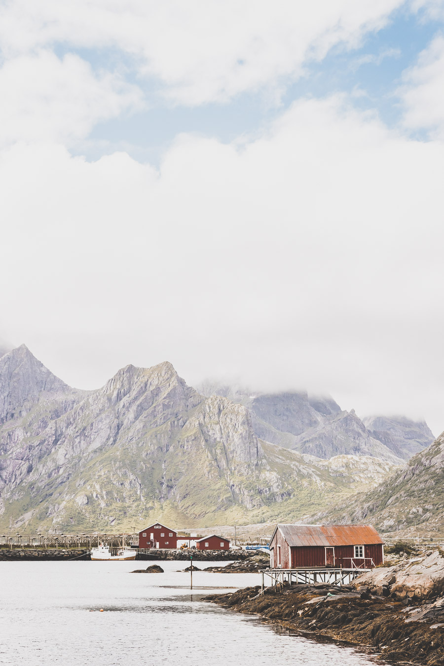 Tu souhaites découvrir les Iles Lofoten en Norvège ? Découvre l'itinéraire de notre voyage en van (Reine, Nusfjord, belles plages) #norvège #vacances Voyage en Europe / Vacances Europe / Destinations de voyages / Bucket list travel / Idées de voyages / Europe travel / Scandinavie paysage / road trip norvege sud / Scandinavia / norvege paysage / norvege voyage / norvege aesthetic / Norvège fjord / road trip norvege été / road trip en norvege / road trip van norvege / norvege van