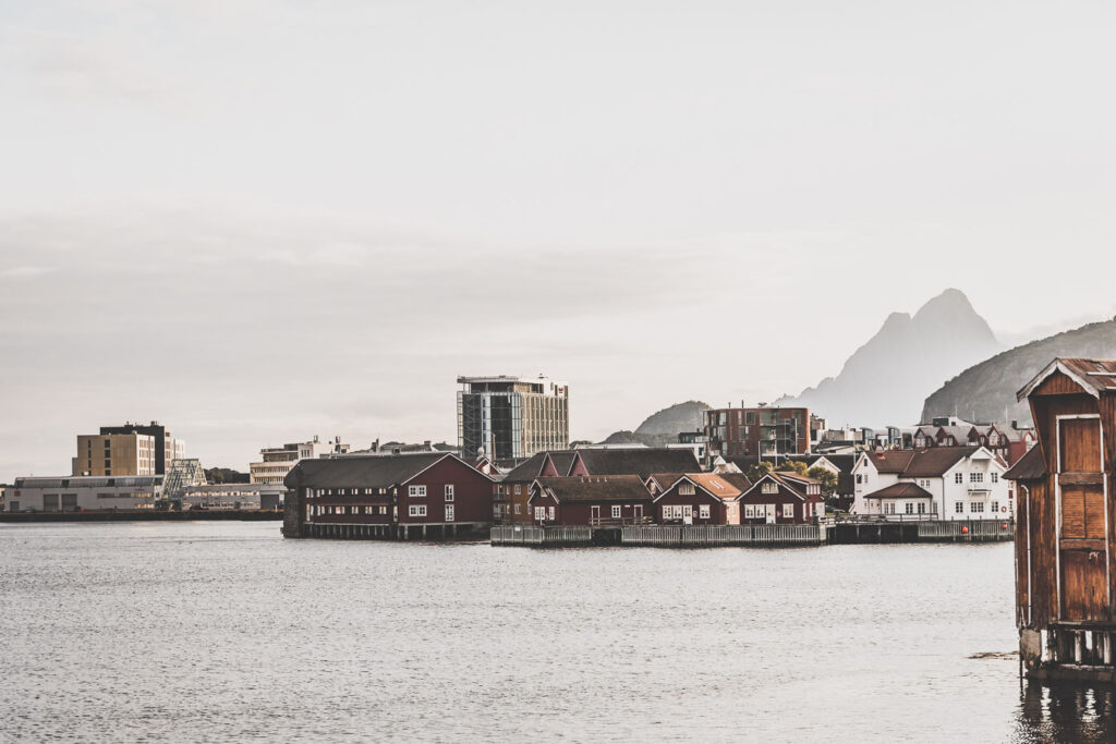 Tu souhaites découvrir les Iles Lofoten en Norvège ? Découvre l'itinéraire de notre voyage en van (Reine, Nusfjord, belles plages) #norvège #vacances Voyage en Europe / Vacances Europe / Destinations de voyages / Bucket list travel / Idées de voyages / Europe travel / Scandinavie paysage / road trip norvege sud / Scandinavia / norvege paysage / norvege voyage / norvege aesthetic / Norvège fjord / road trip norvege été / road trip en norvege / road trip van norvege / norvege van