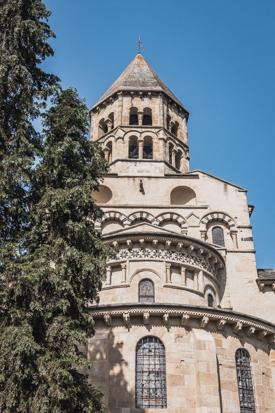 Saint-Saturnin, Puy-de-Dôme, petite cité de caractère