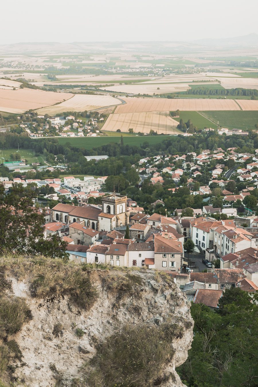 Vous vous demandez que voir autour de Clermont-Ferrand pour passer un week-end en Auvergne ? auvergne tourisme / Auvergne france / Auvergne rhone alpes / Auvergne-rhône-alpes / Auvergne frankrijk / Auvergne paysage / Vacances en France / Vacances plage / France paysage / Voyage en France / Voyage nature / Voyage en France / Destinations de voyages / Road trip France / Plus beaux villages de France / paysage / clermont ferrand aesthetic / puy de dome tourisme / volcans auvergne / randonnée