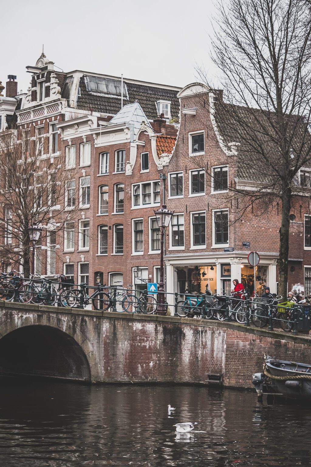 Amsterdam est la capitale dynamique des Pays-Bas et le résultat de siècles d'art et de culture. Cette ville vibrante et magnifique est pleine d'histoire et de vie, avec des canaux qui serpentent à travers la ville et des ponts éclairés de façon romantique. De l'emblématique Rijksmuseum regorgeant d'œuvres d'art de classe mondiale au paisible Vondelpark, ses rues pleines de musées, de boutiques et de cafés chaleureux, Amsterdam est la destination idéale pour une escapade d'un week-end.