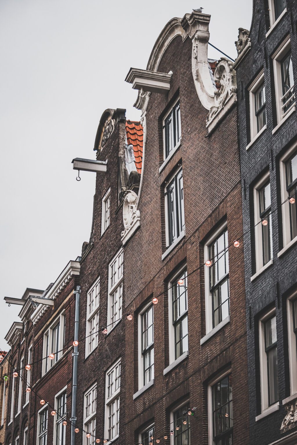 Amsterdam est la capitale dynamique des Pays-Bas et le résultat de siècles d'art et de culture. Cette ville vibrante et magnifique est pleine d'histoire et de vie, avec des canaux qui serpentent à travers la ville et des ponts éclairés de façon romantique. De l'emblématique Rijksmuseum regorgeant d'œuvres d'art de classe mondiale au paisible Vondelpark, ses rues pleines de musées, de boutiques et de cafés chaleureux, Amsterdam est la destination idéale pour une escapade d'un week-end.