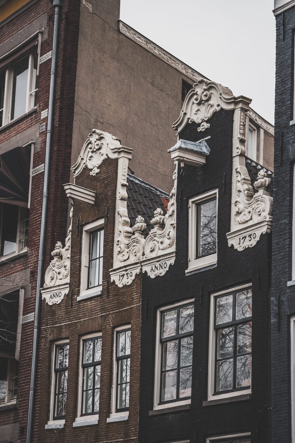 Amsterdam est la capitale dynamique des Pays-Bas et le résultat de siècles d'art et de culture. Cette ville vibrante et magnifique est pleine d'histoire et de vie, avec des canaux qui serpentent à travers la ville et des ponts éclairés de façon romantique. De l'emblématique Rijksmuseum regorgeant d'œuvres d'art de classe mondiale au paisible Vondelpark, ses rues pleines de musées, de boutiques et de cafés chaleureux, Amsterdam est la destination idéale pour une escapade d'un week-end.