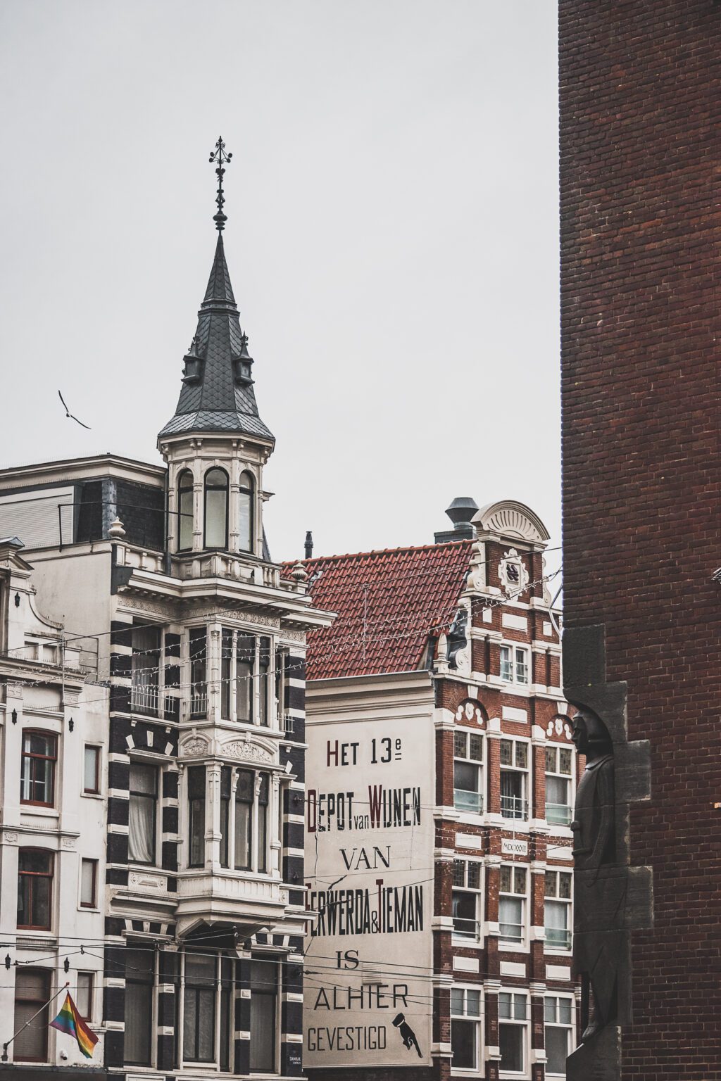 Amsterdam est la capitale dynamique des Pays-Bas et le résultat de siècles d'art et de culture. Cette ville vibrante et magnifique est pleine d'histoire et de vie, avec des canaux qui serpentent à travers la ville et des ponts éclairés de façon romantique. De l'emblématique Rijksmuseum regorgeant d'œuvres d'art de classe mondiale au paisible Vondelpark, ses rues pleines de musées, de boutiques et de cafés chaleureux, Amsterdam est la destination idéale pour une escapade d'un week-end.