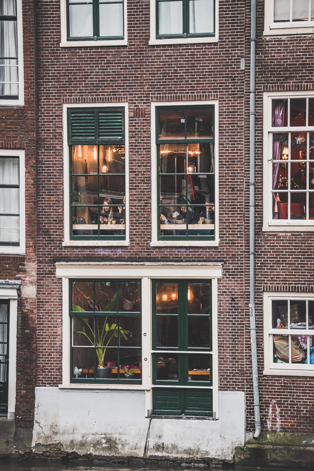 Amsterdam est la capitale dynamique des Pays-Bas et le résultat de siècles d'art et de culture. Cette ville vibrante et magnifique est pleine d'histoire et de vie, avec des canaux qui serpentent à travers la ville et des ponts éclairés de façon romantique. De l'emblématique Rijksmuseum regorgeant d'œuvres d'art de classe mondiale au paisible Vondelpark, ses rues pleines de musées, de boutiques et de cafés chaleureux, Amsterdam est la destination idéale pour une escapade d'un week-end.