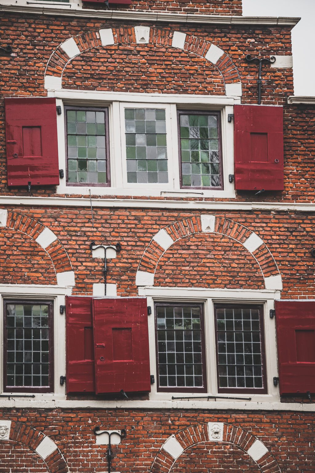 Amsterdam est la capitale dynamique des Pays-Bas et le résultat de siècles d'art et de culture. Cette ville vibrante et magnifique est pleine d'histoire et de vie, avec des canaux qui serpentent à travers la ville et des ponts éclairés de façon romantique. De l'emblématique Rijksmuseum regorgeant d'œuvres d'art de classe mondiale au paisible Vondelpark, ses rues pleines de musées, de boutiques et de cafés chaleureux, Amsterdam est la destination idéale pour une escapade d'un week-end.