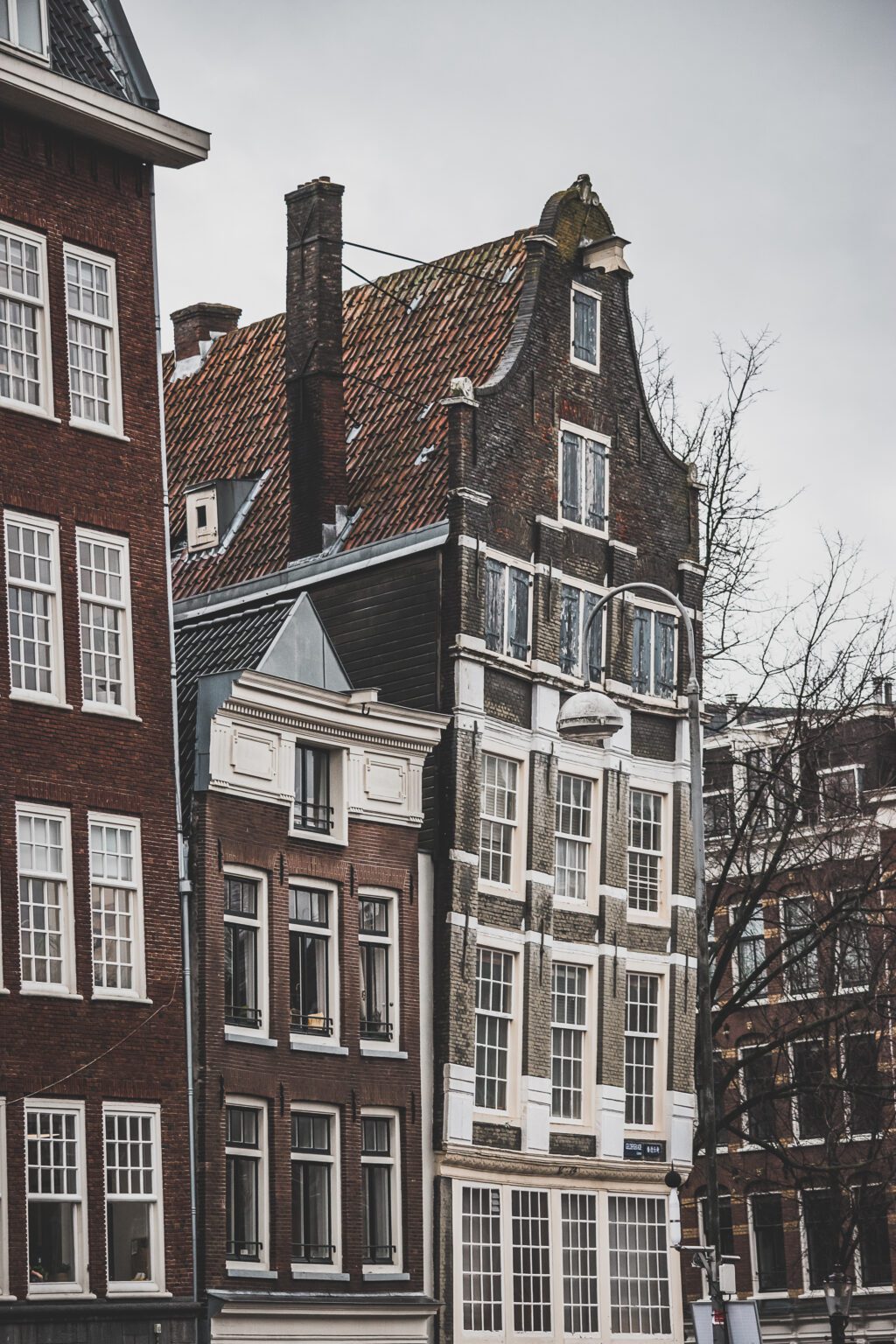 Amsterdam est la capitale dynamique des Pays-Bas et le résultat de siècles d'art et de culture. Cette ville vibrante et magnifique est pleine d'histoire et de vie, avec des canaux qui serpentent à travers la ville et des ponts éclairés de façon romantique. De l'emblématique Rijksmuseum regorgeant d'œuvres d'art de classe mondiale au paisible Vondelpark, ses rues pleines de musées, de boutiques et de cafés chaleureux, Amsterdam est la destination idéale pour une escapade d'un week-end.