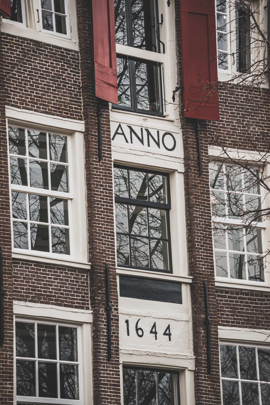 Amsterdam est la capitale dynamique des Pays-Bas et le résultat de siècles d'art et de culture. Cette ville vibrante et magnifique est pleine d'histoire et de vie, avec des canaux qui serpentent à travers la ville et des ponts éclairés de façon romantique. De l'emblématique Rijksmuseum regorgeant d'œuvres d'art de classe mondiale au paisible Vondelpark, ses rues pleines de musées, de boutiques et de cafés chaleureux, Amsterdam est la destination idéale pour une escapade d'un week-end.