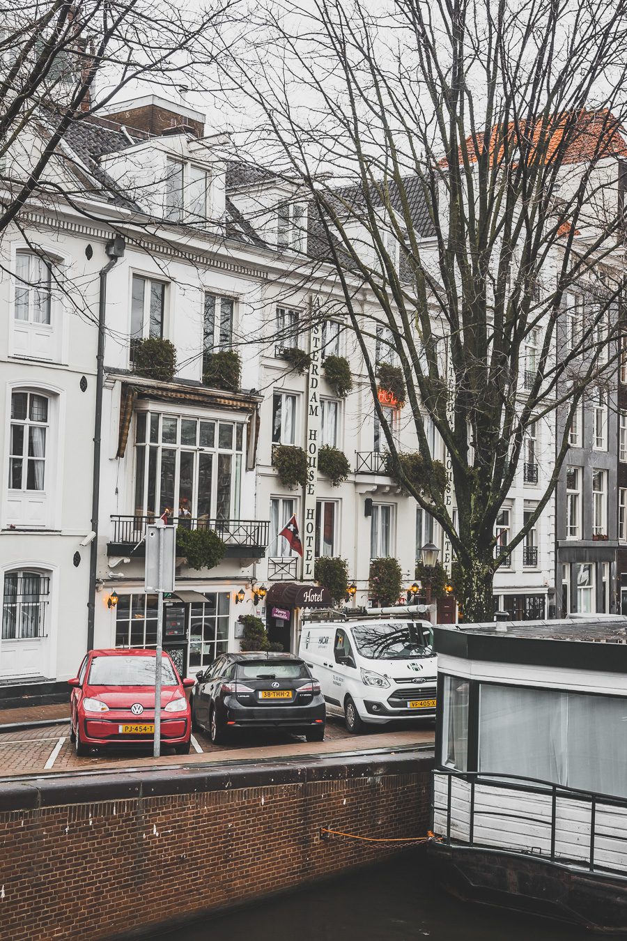 Amsterdam est la capitale dynamique des Pays-Bas et le résultat de siècles d'art et de culture. Cette ville vibrante et magnifique est pleine d'histoire et de vie, avec des canaux qui serpentent à travers la ville et des ponts éclairés de façon romantique. De l'emblématique Rijksmuseum regorgeant d'œuvres d'art de classe mondiale au paisible Vondelpark, ses rues pleines de musées, de boutiques et de cafés chaleureux, Amsterdam est la destination idéale pour une escapade d'un week-end.