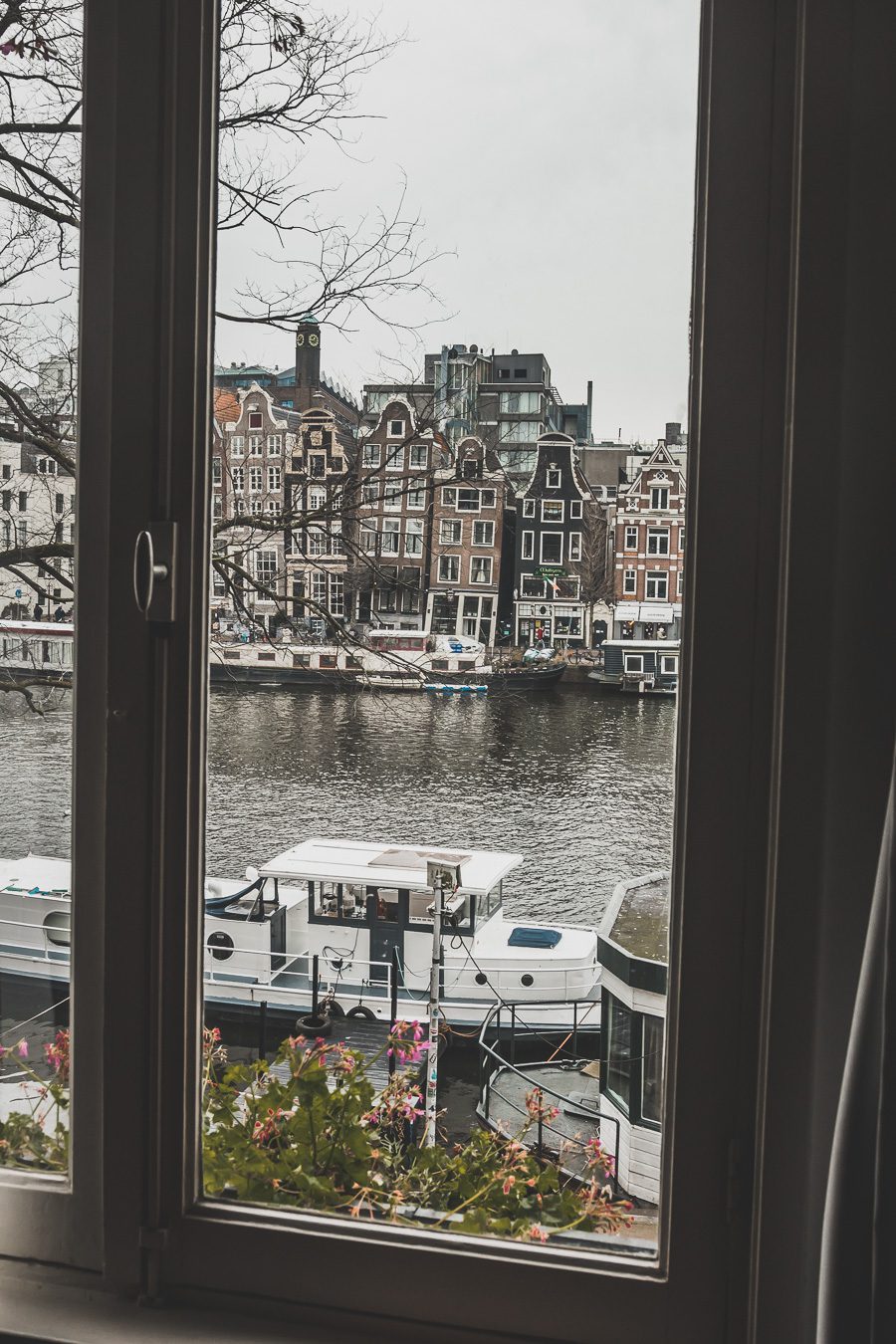 Amsterdam est la capitale dynamique des Pays-Bas et le résultat de siècles d'art et de culture. Cette ville vibrante et magnifique est pleine d'histoire et de vie, avec des canaux qui serpentent à travers la ville et des ponts éclairés de façon romantique. De l'emblématique Rijksmuseum regorgeant d'œuvres d'art de classe mondiale au paisible Vondelpark, ses rues pleines de musées, de boutiques et de cafés chaleureux, Amsterdam est la destination idéale pour une escapade d'un week-end.