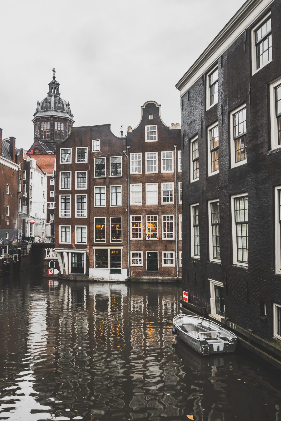 Amsterdam est la capitale dynamique des Pays-Bas et le résultat de siècles d'art et de culture. Cette ville vibrante et magnifique est pleine d'histoire et de vie, avec des canaux qui serpentent à travers la ville et des ponts éclairés de façon romantique. De l'emblématique Rijksmuseum regorgeant d'œuvres d'art de classe mondiale au paisible Vondelpark, ses rues pleines de musées, de boutiques et de cafés chaleureux, Amsterdam est la destination idéale pour une escapade d'un week-end.