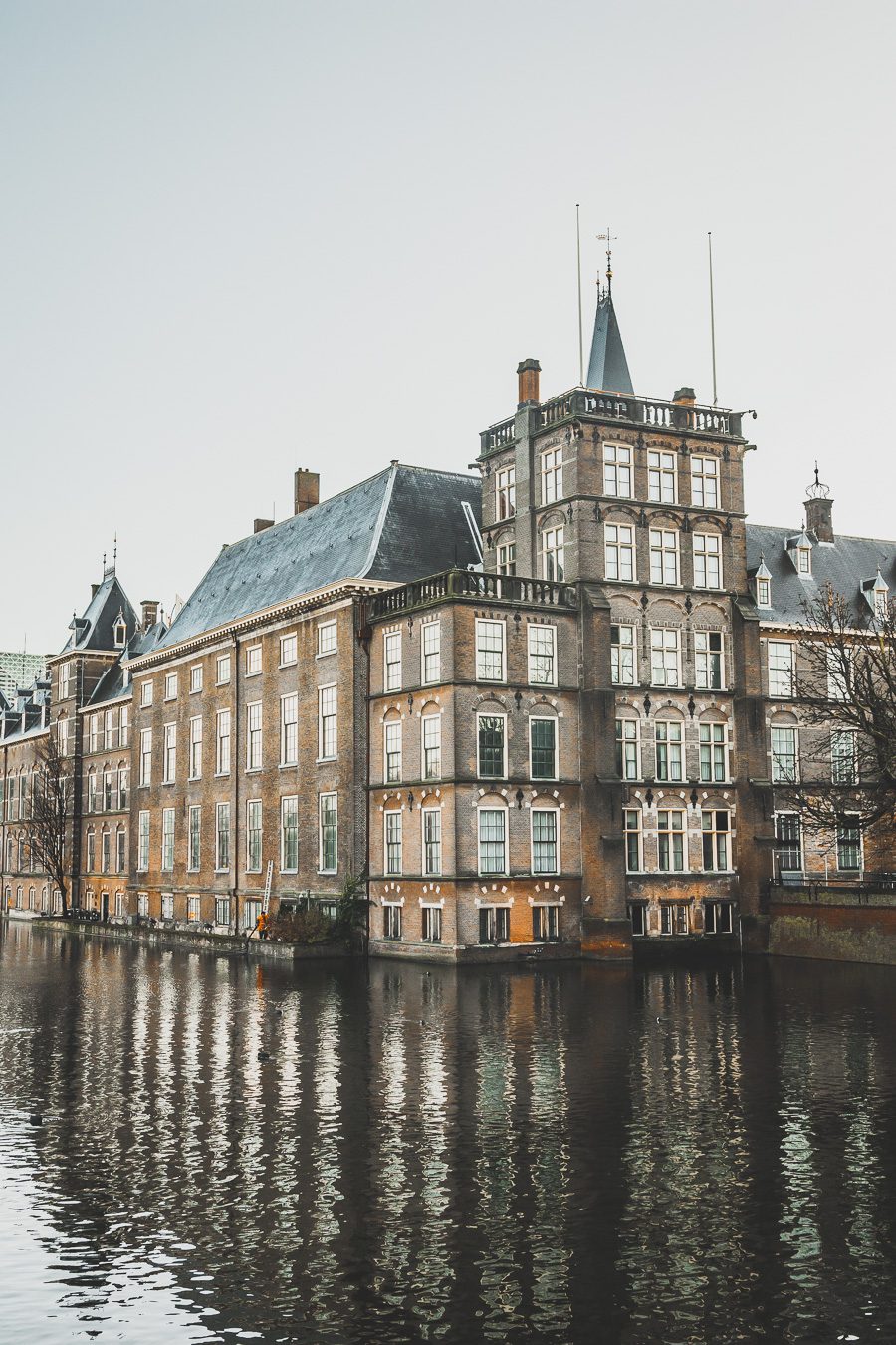 La Haye est une belle ville historique située aux Pays-Bas le long de la mer du Nord. Avec son architecture, ses musées incroyables et sa scène culturelle dynamique, c'est l'une des destinations les plus excitantes d'Europe pour les voyageurs. Que vous recherchiez une escapade romantique ou une expérience, La Haye est sûre de laisser une impression. Avec ses canaux époustouflants, ses parcs époustouflants et sa vie nocturne animée, il y en a pour tous les goûts dans cette ville animée.