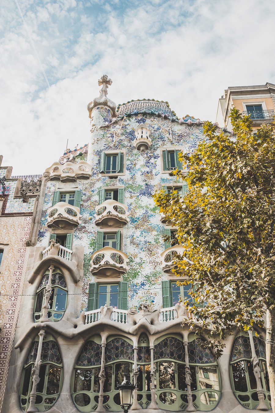 Découvrez la magie et le romantisme de Barcelone en un seul week-end en explorant la culture vibrante de la ville, son art captivant et sa délicieuse cuisine. Des plages ensoleillées à l'architecture inspirée de Gaudi, Barcelone propose de nombreuses activités pour tous les types d'aventuriers. Que vous recherchiez une immersion culturelle ou une retraite décontractée, un week-end à Barcelone promet un avant-goût de la culture espagnole que vous n'oublierez pas de sitôt. Barcelone week-end 