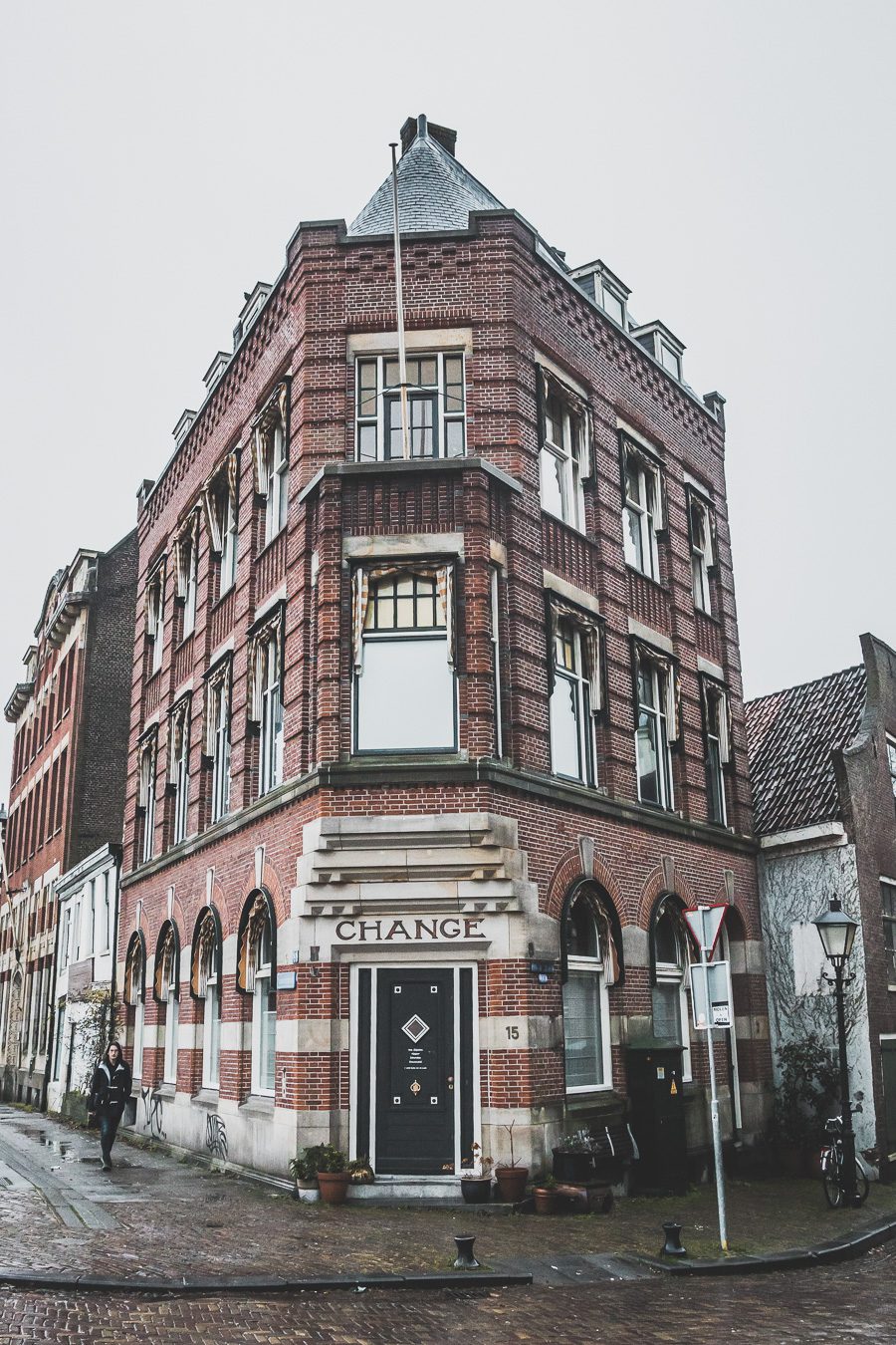 La ville néerlandaise de Rotterdam est une ville dynamique et diversifiée pleine de culture et d'histoire. Des canaux captivants serpentant à travers la ville aux musées de renommée mondiale, Rotterdam offre quelque chose pour tout le monde. De sa vie nocturne animée et de ses scènes artistiques et musicales florissantes à son abondance de cuisine appétissante, la ville est sûre de laisser une impression durable. 