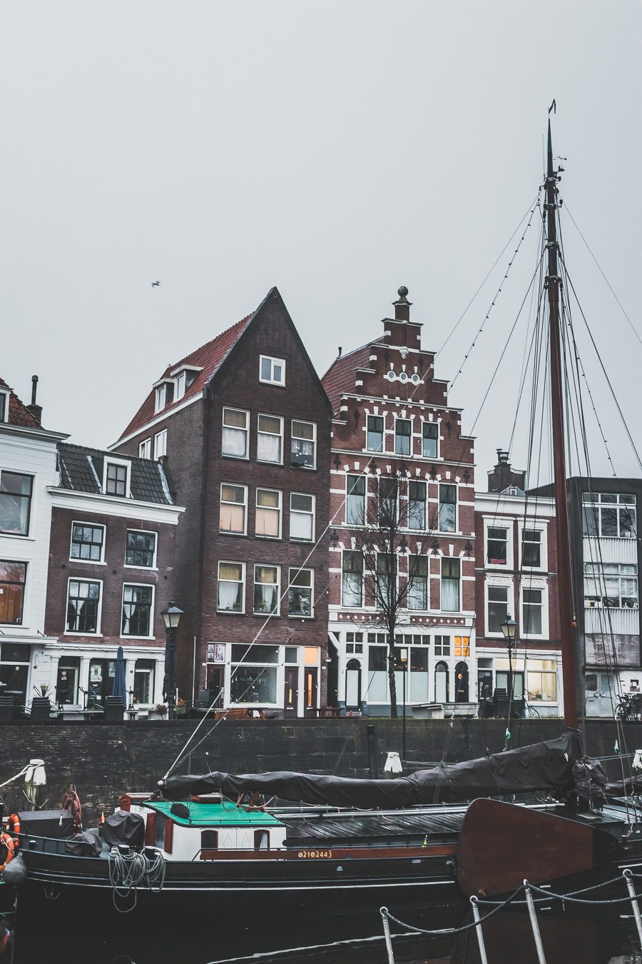 La ville néerlandaise de Rotterdam est une ville dynamique et diversifiée pleine de culture et d'histoire. Des canaux captivants serpentant à travers la ville aux musées de renommée mondiale, Rotterdam offre quelque chose pour tout le monde. De sa vie nocturne animée et de ses scènes artistiques et musicales florissantes à son abondance de cuisine appétissante, la ville est sûre de laisser une impression durable. 