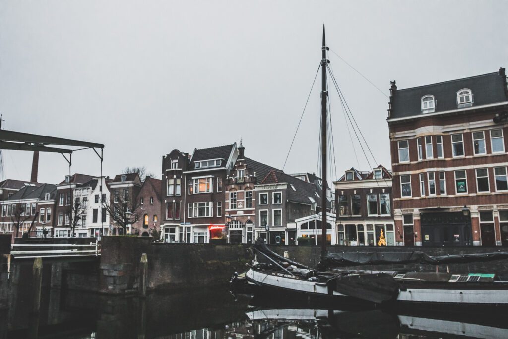 La ville néerlandaise de Rotterdam est une ville dynamique et diversifiée pleine de culture et d'histoire. Des canaux captivants serpentant à travers la ville aux musées de renommée mondiale, Rotterdam offre quelque chose pour tout le monde. De sa vie nocturne animée et de ses scènes artistiques et musicales florissantes à son abondance de cuisine appétissante, la ville est sûre de laisser une impression durable. 